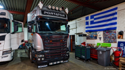 20251019-Tom-Holding-00143